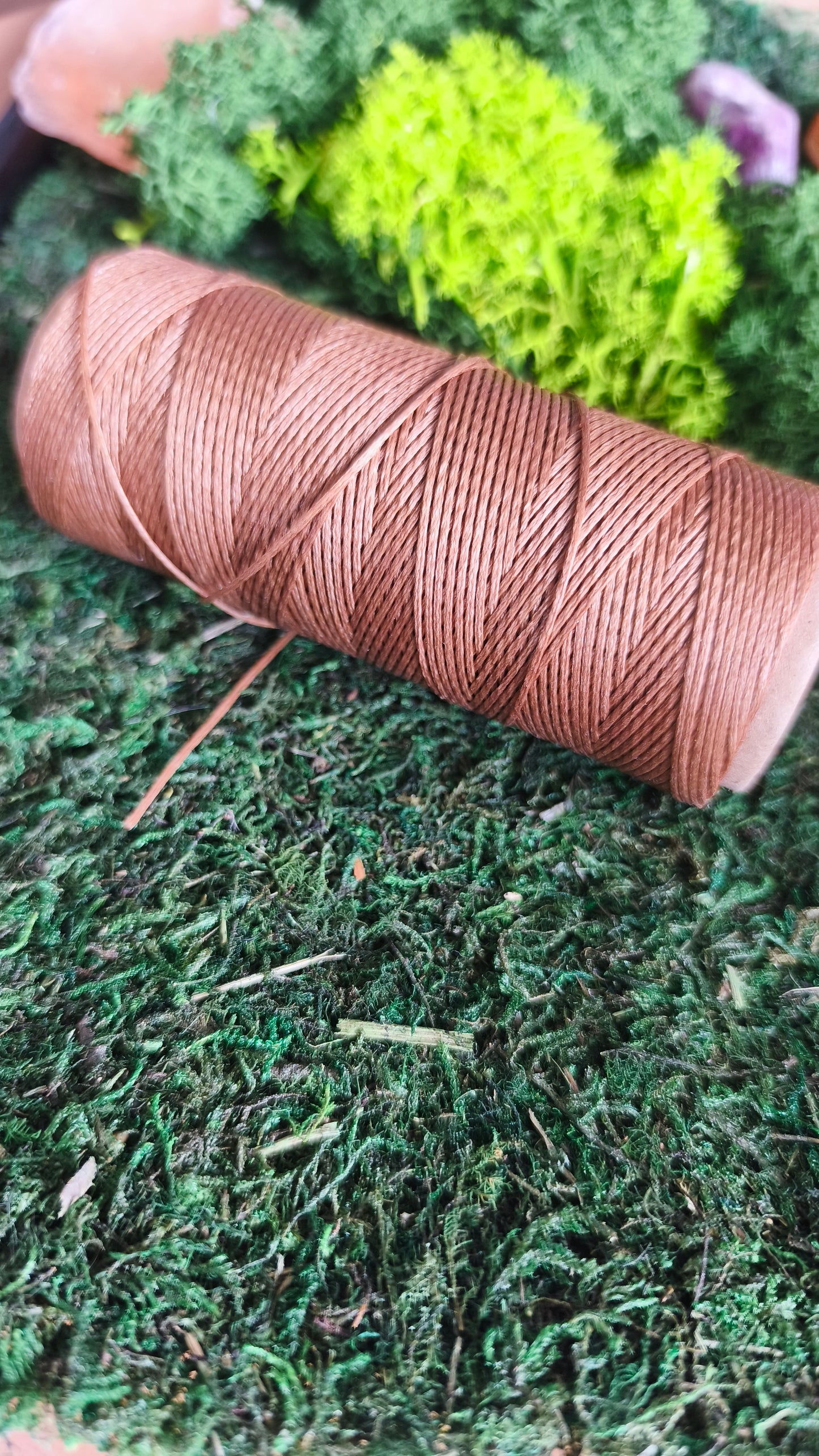Makramee Armband „Erdverbundenheit“ in Braun mit grüner Perle.