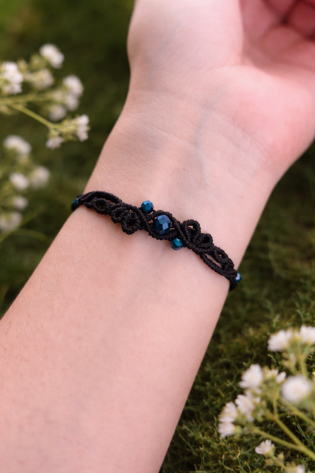 Das klassische Schwarz macht dieses Armband zu einem stilvollen Begleiter für jeden Tag.