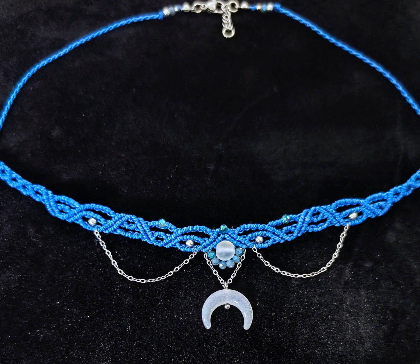 Makramee-Choker „Lunar Blue - Mond Choker in Blau mit Halbmond und Edelstahl