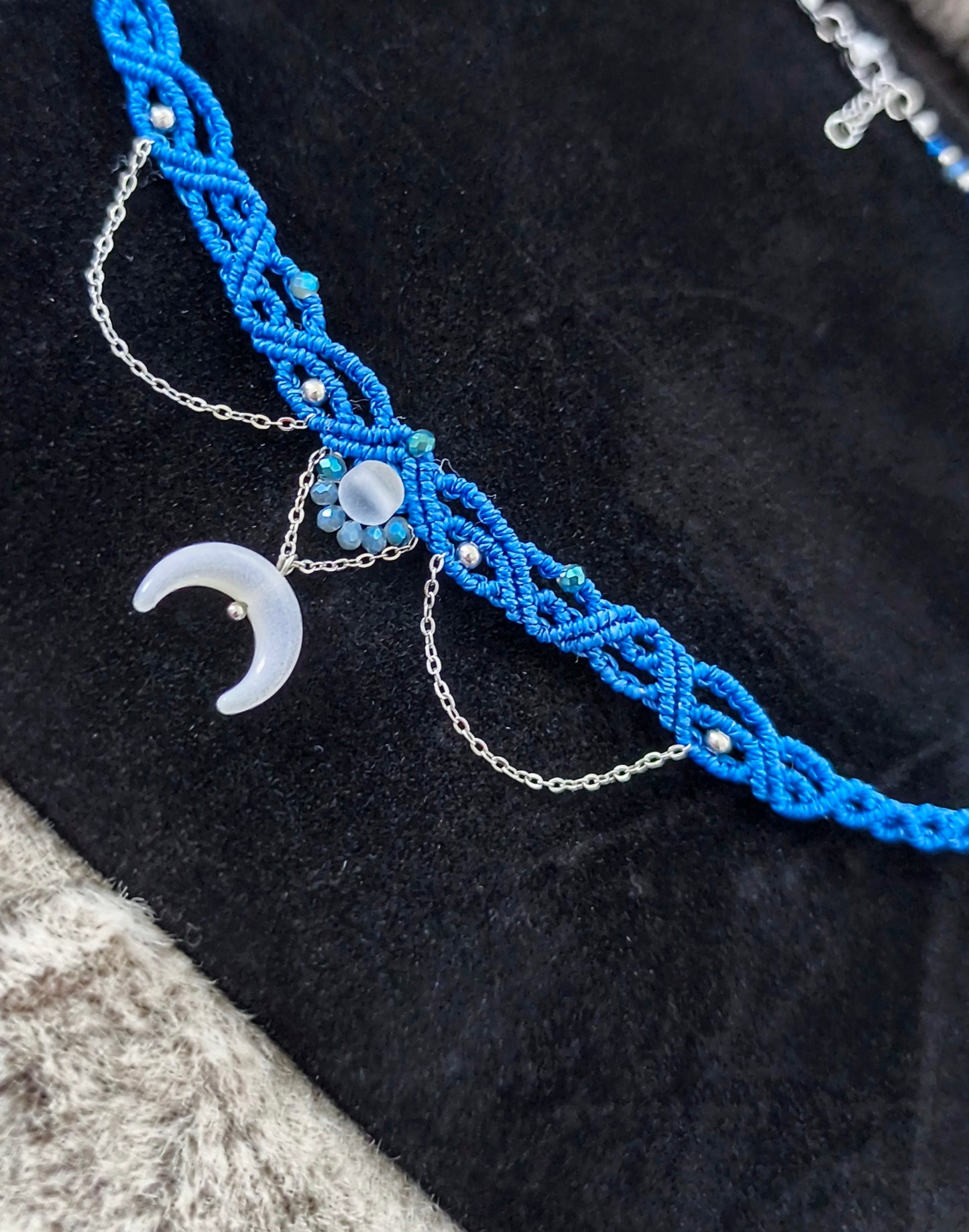 Makramee-Choker „Lunar Blue - Mond Choker in Blau mit Halbmond und Edelstahl