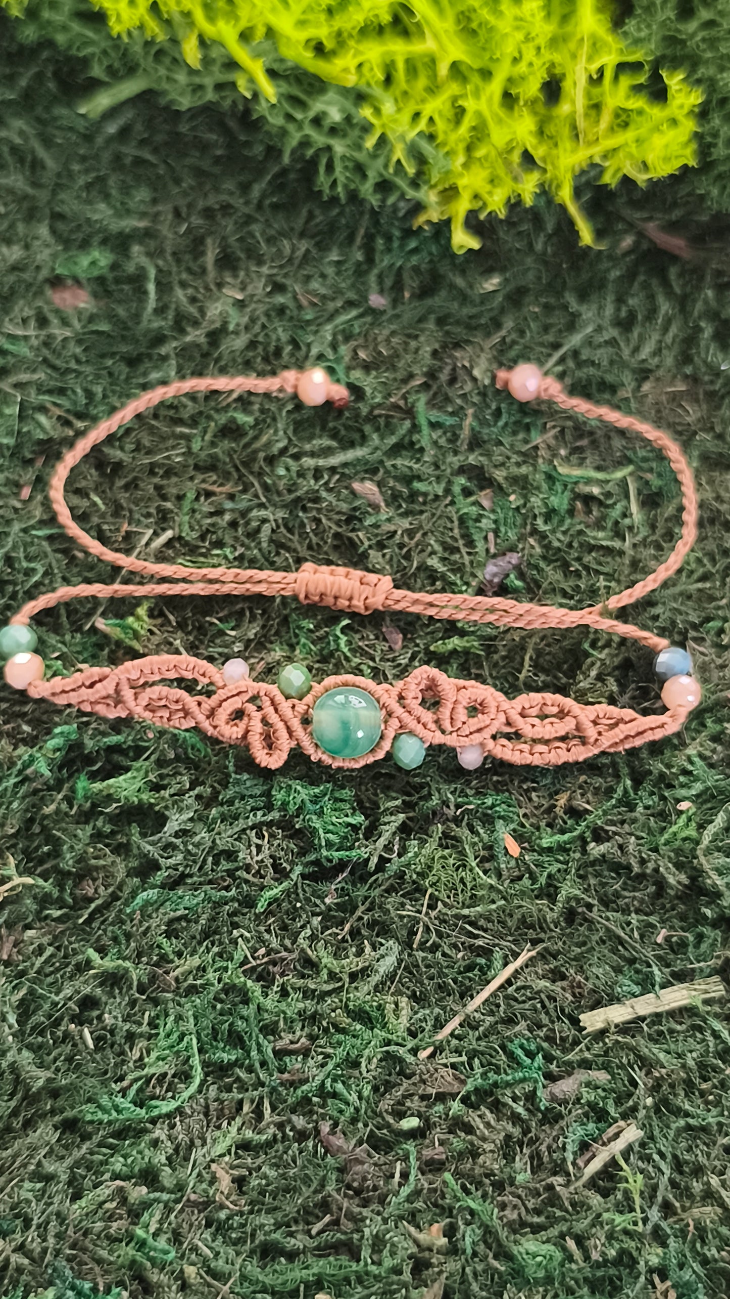 Makramee Armband „Erdverbundenheit“ in Braun mit grüner Perle.