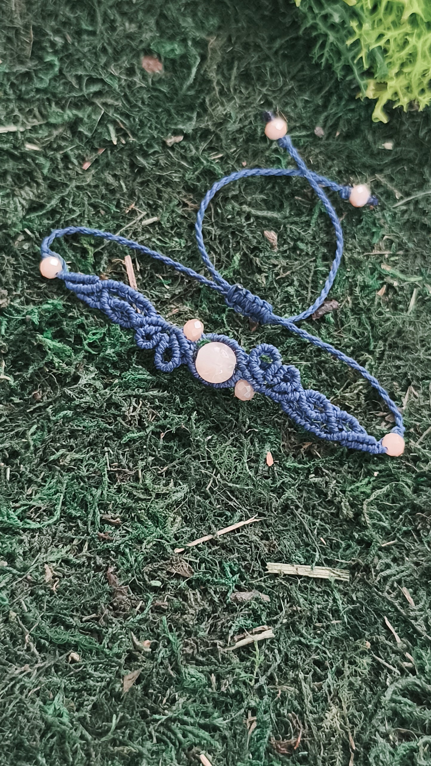 Makramee Armband im tiefem Blau mit Perlen.