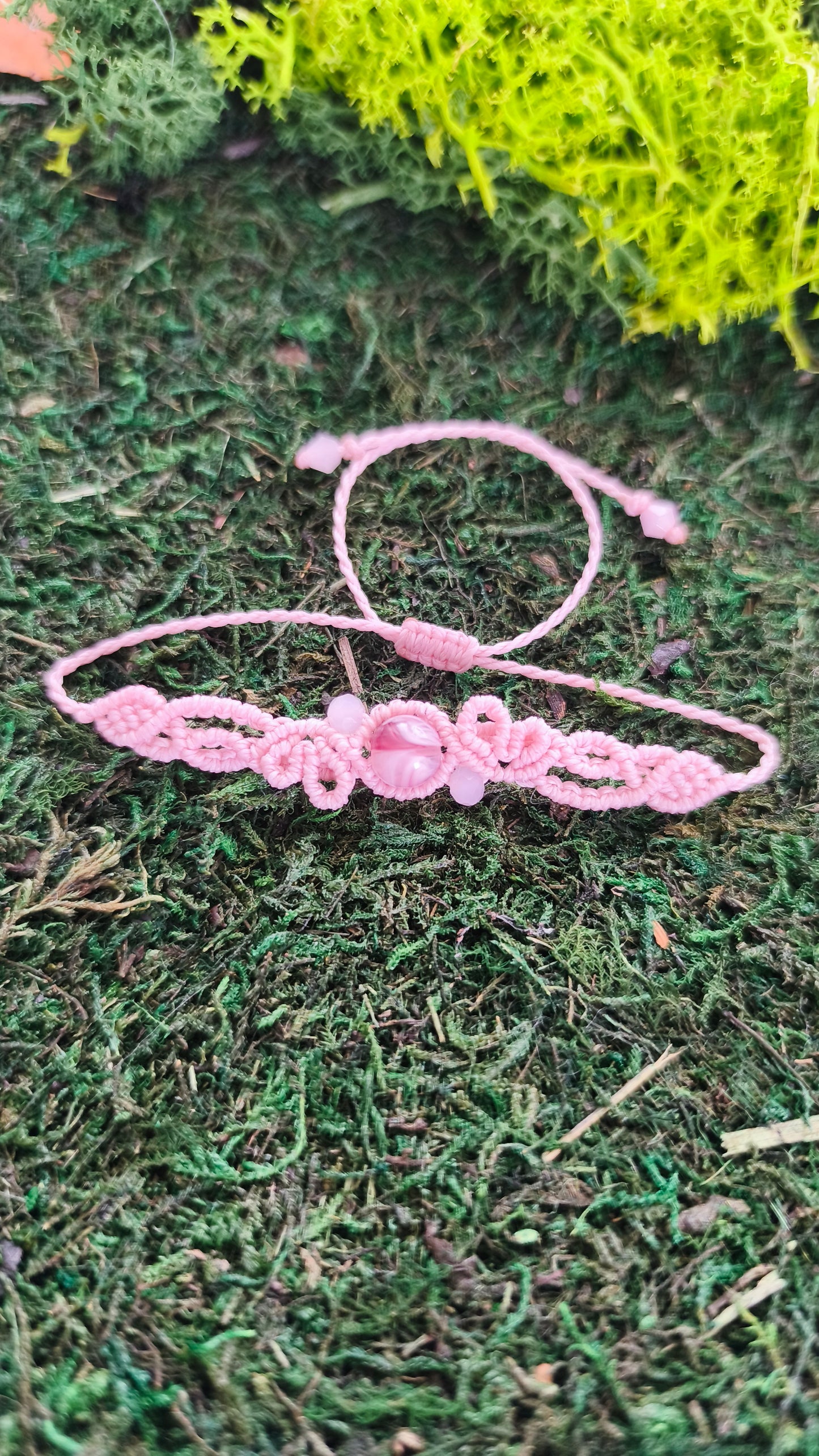 Makramee Armband in zartem Rosa mit Perlen.