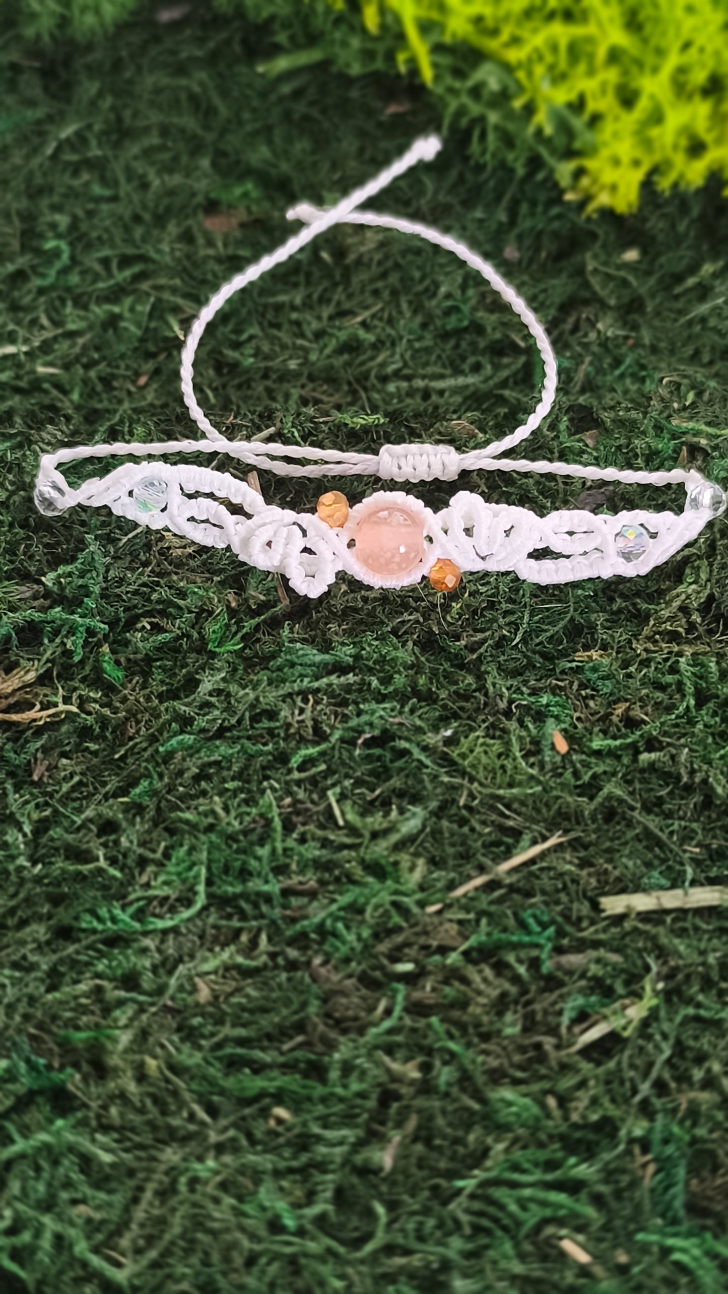 Zartes Makramee Armband in Weiß mit Perlen.