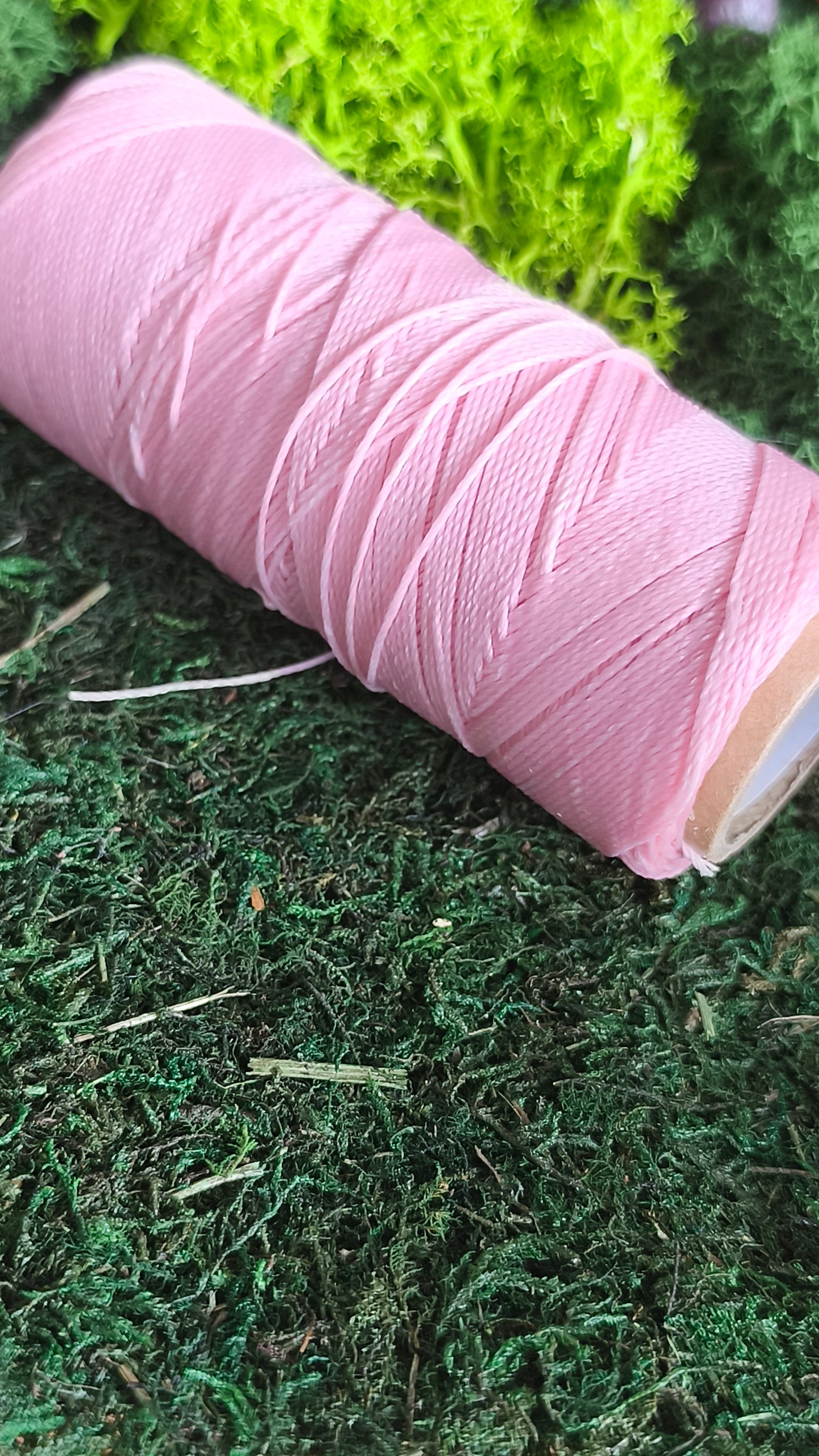 Makramee Armband in zartem Rosa mit Perlen.