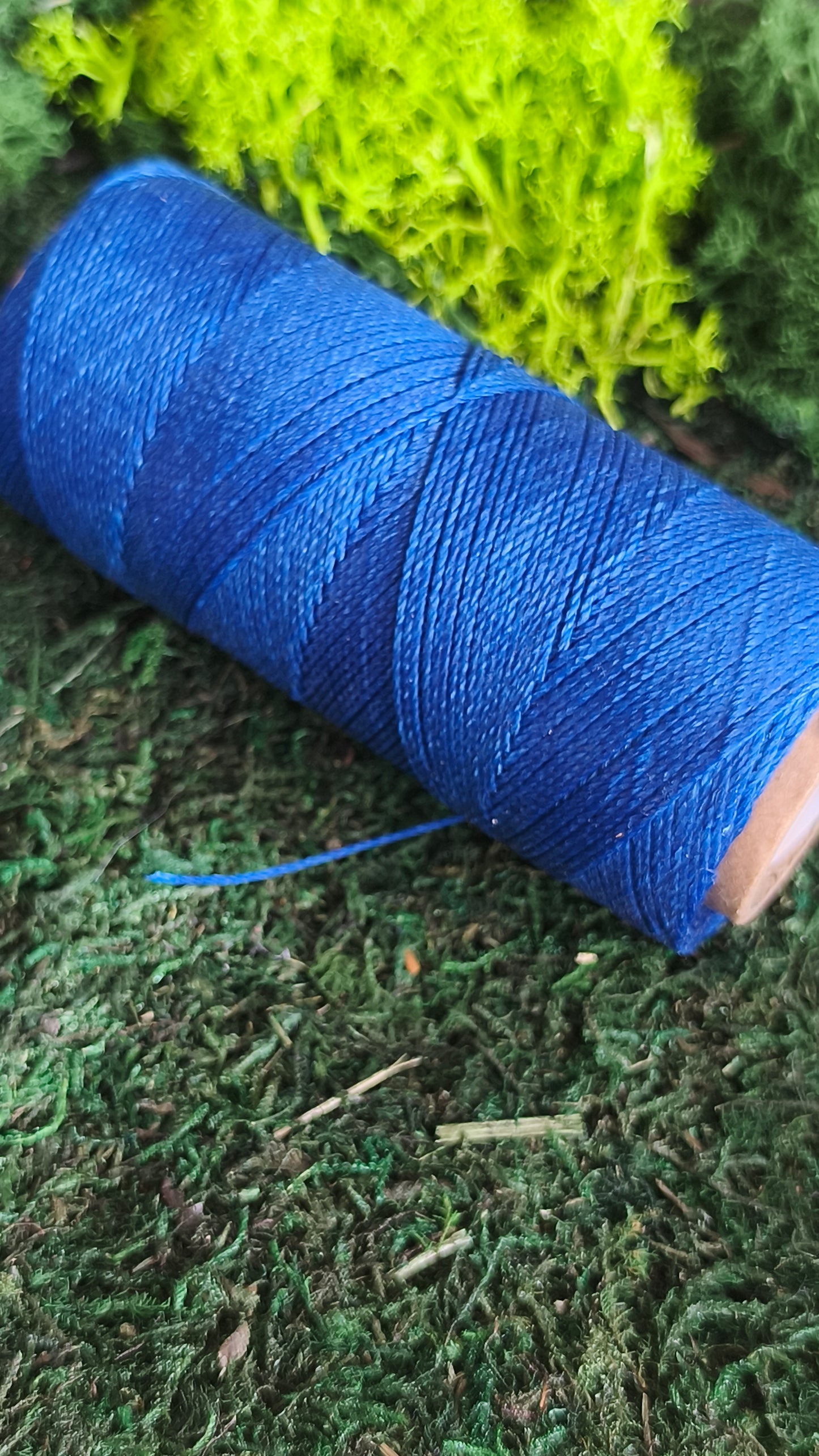 Makramee Armband im tiefem Blau mit Perlen.