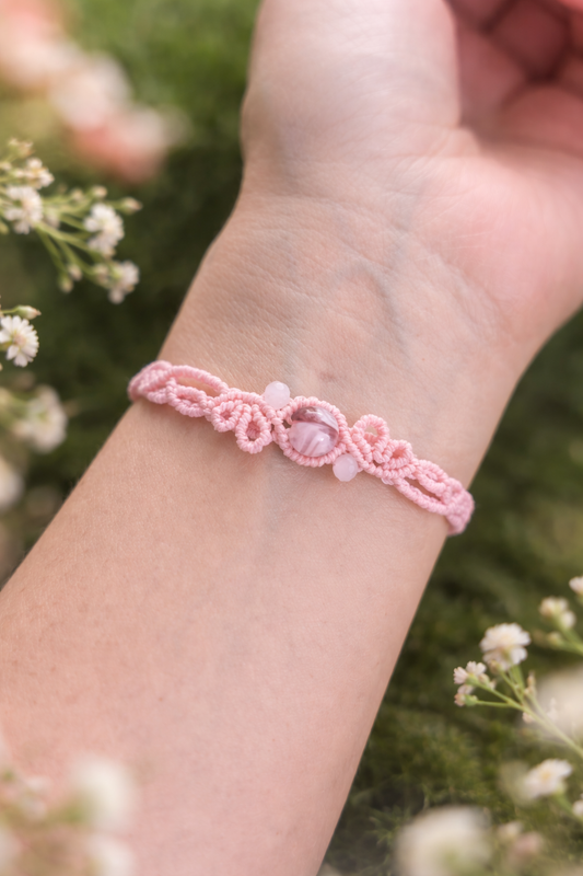 Makramee Armband in zartem Rosa mit Perlen.