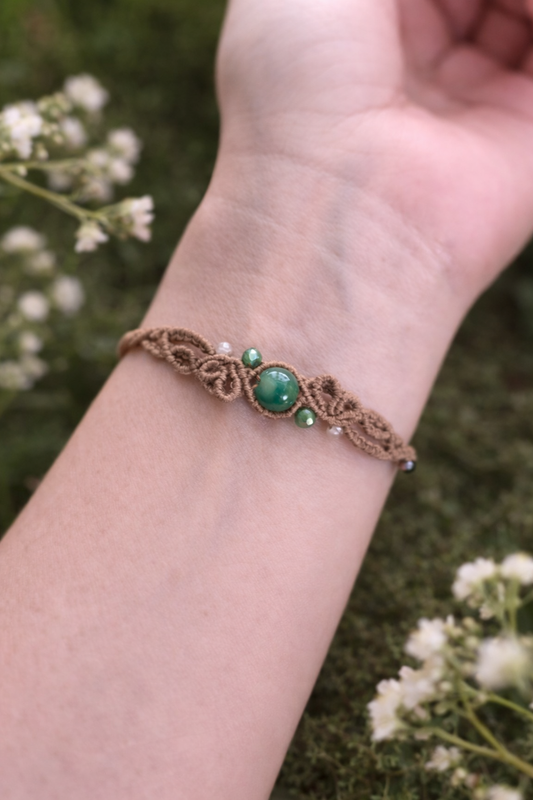 Makramee Armband „Erdverbundenheit“ in Braun mit grüner Perle.