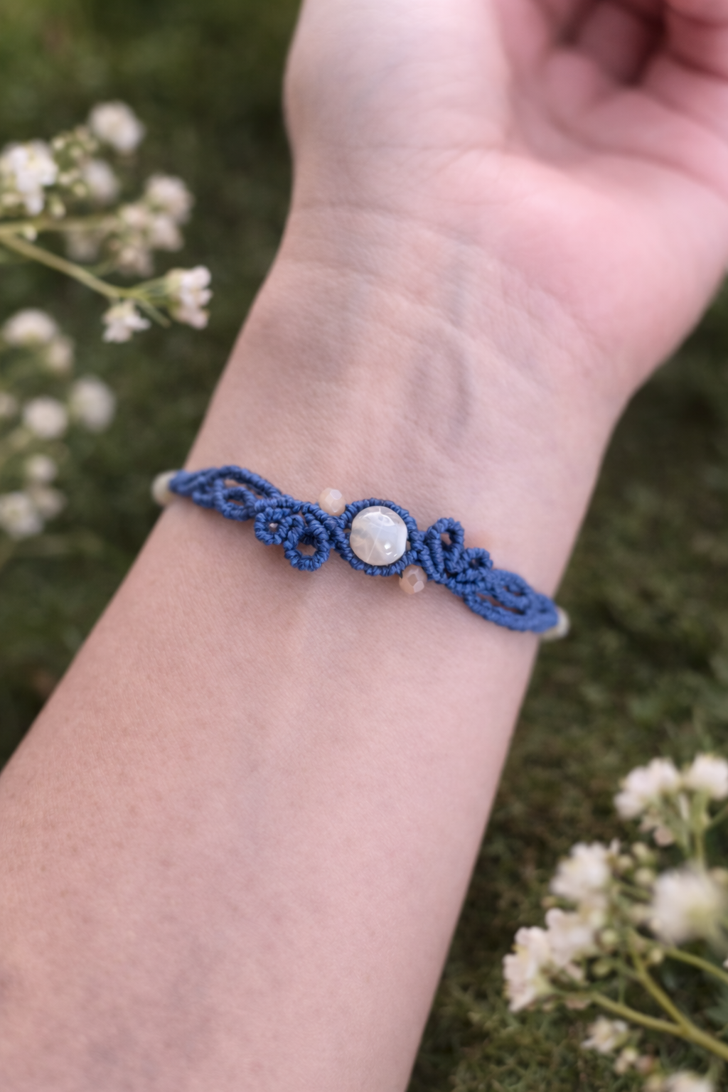 Makramee Armband im tiefem Blau mit Perlen.