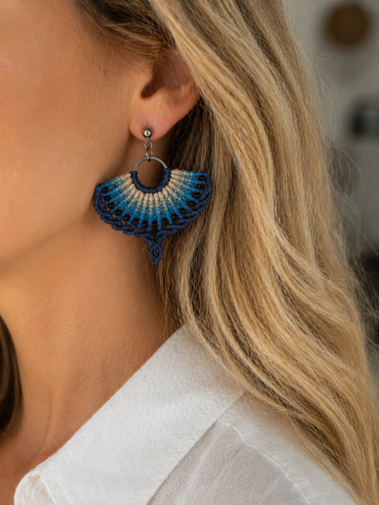 Makramee-Ohrringe „Ocean Vibes“ in Blau & Beige