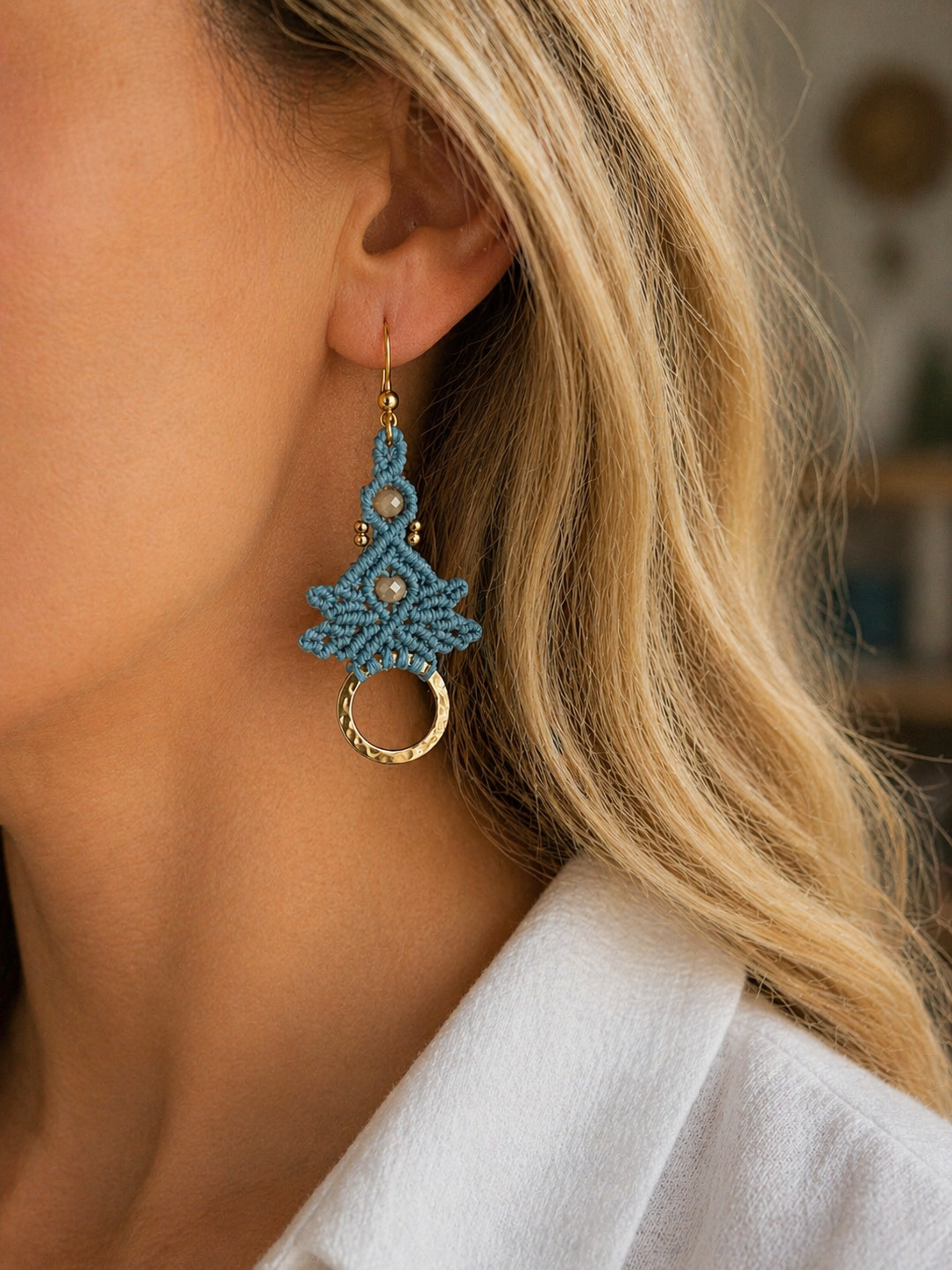Makramee-Ohrringe „Blue Sand“ mit Goldring