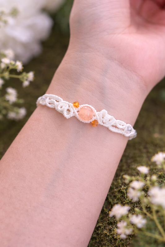 Zartes Makramee Armband in Weiß mit Perlen.